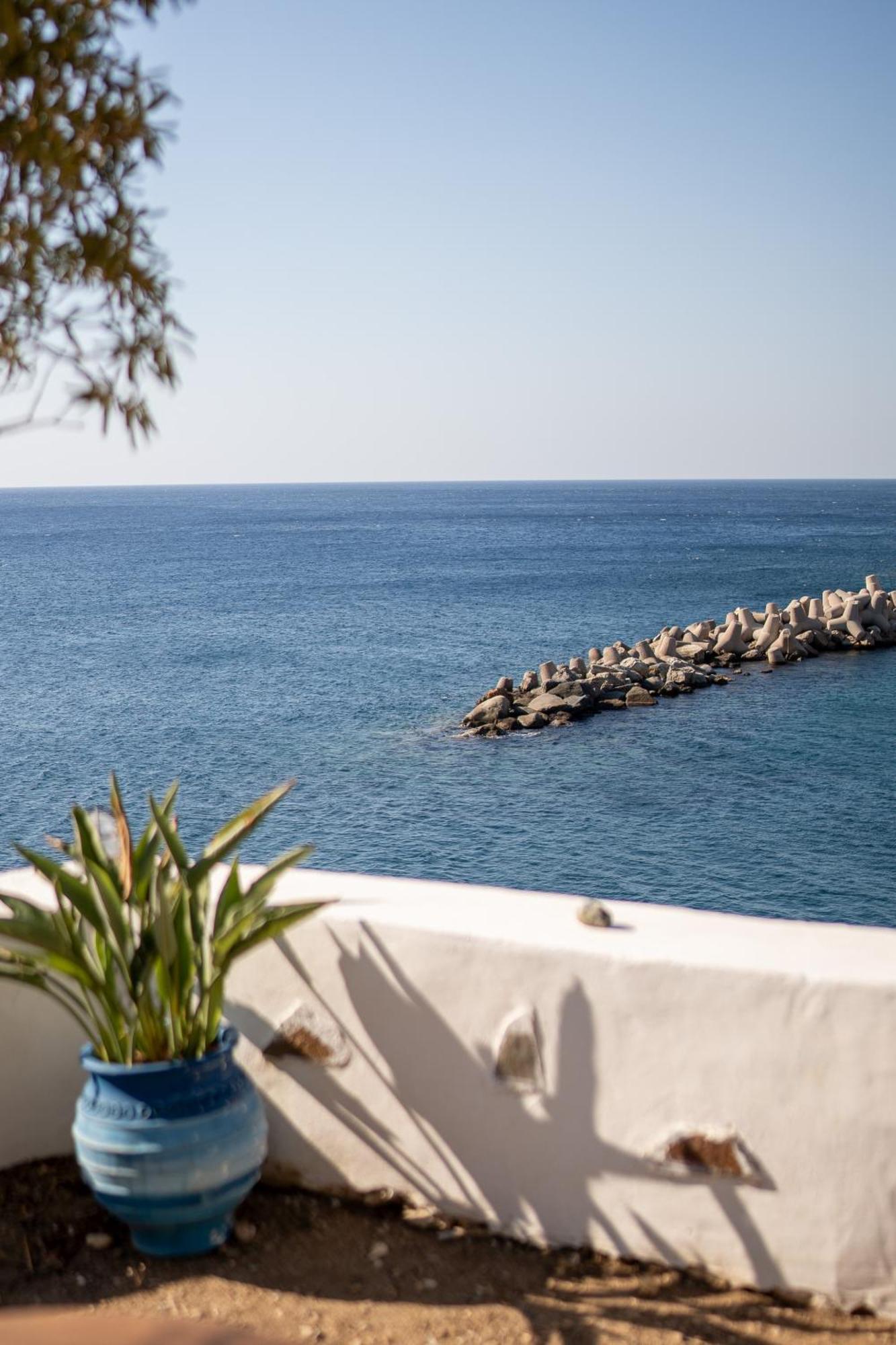 Agriolykos Pension Agios Kirykos  Exterior photo