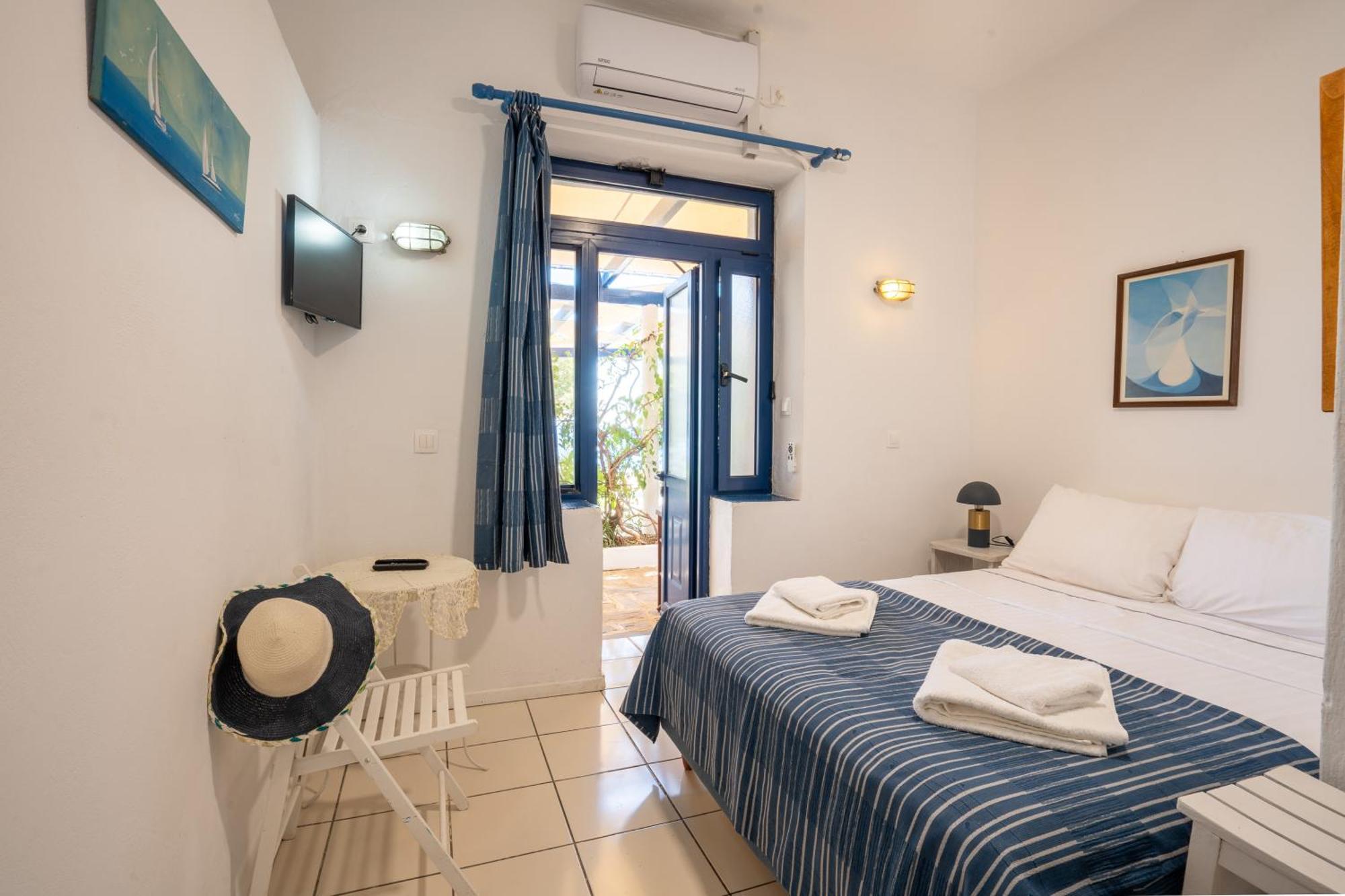 Agriolykos Pension Agios Kirykos  Exterior photo